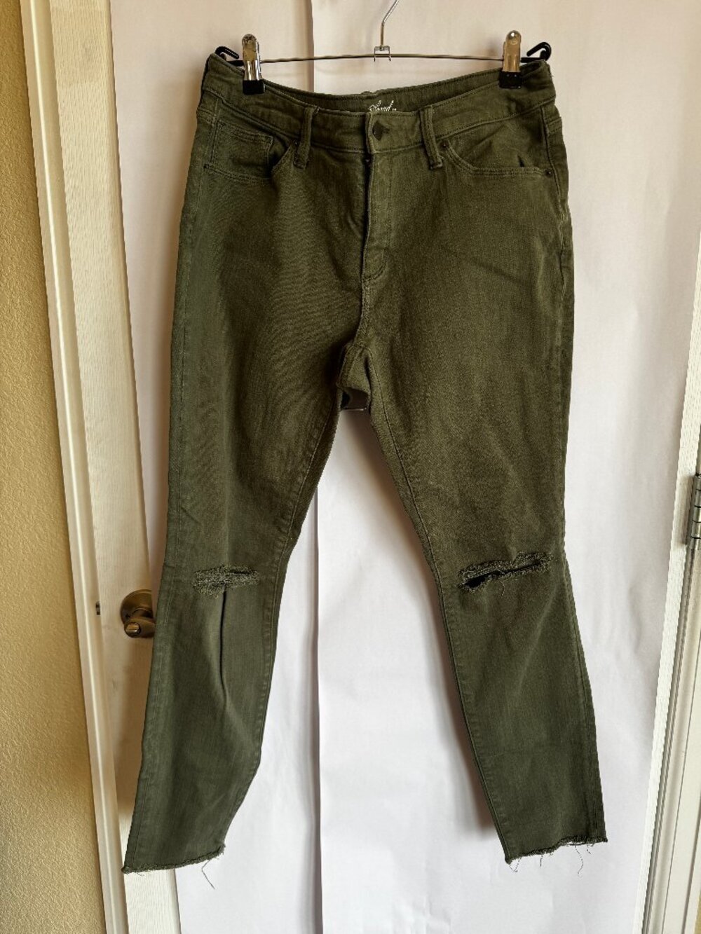 Universal Thread Women's Olive Green Distressed Jeggins in 12/31 Waist